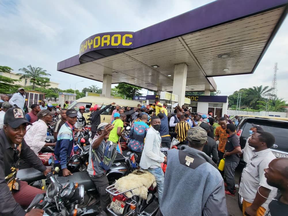 Kinshasa- une hausse de 100 fc sur le prix du litre du carburant.