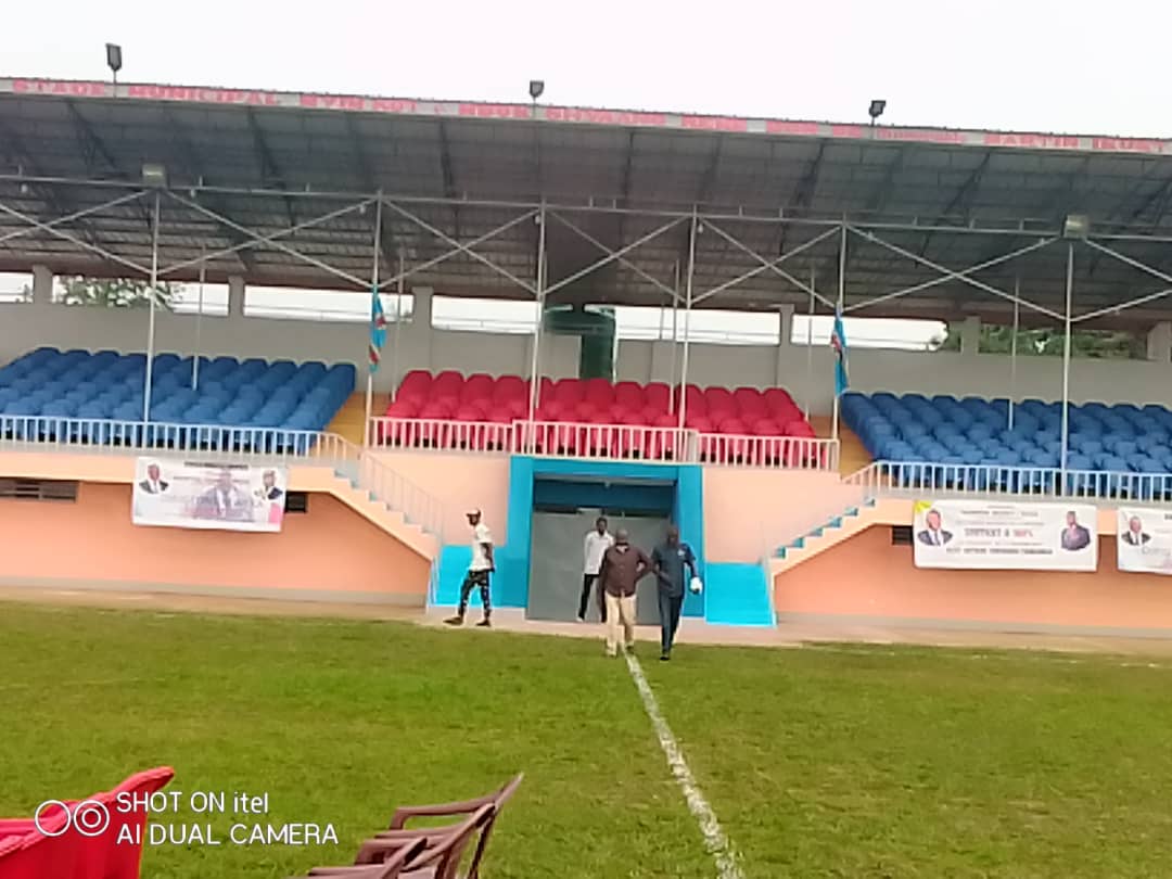 Kasaï/Mweka : Un élu national réhabilite un stade municipal sur fonds propres.