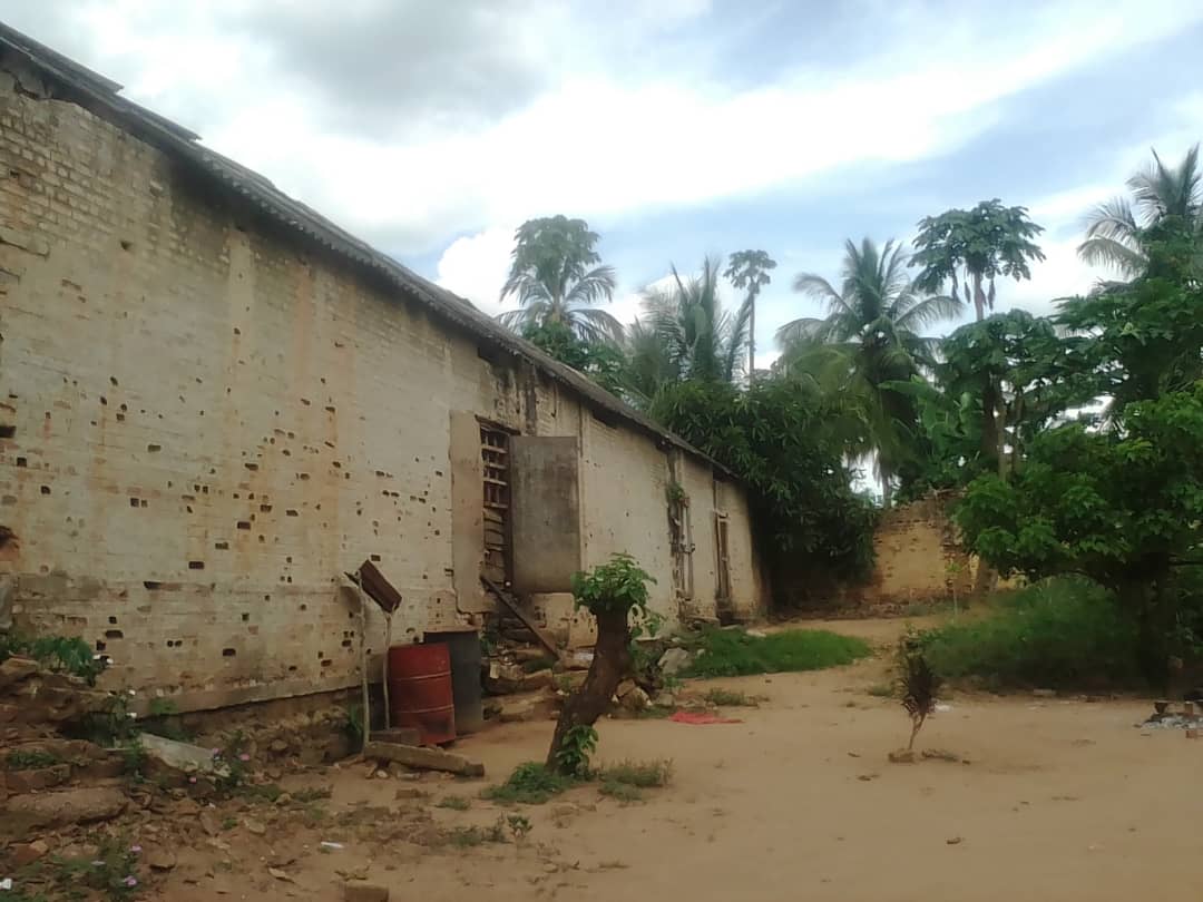 RDC/Kasaï : la réhabilitation de la clôture de prison centrale de Luebo, l'association Luebo Sur Ourthe joue au sapeur pompier.