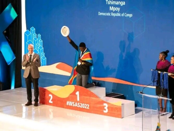 Namibie - le Congolais Tshimamga Mpoyi remporte le prix du meilleur menuisier du continent .