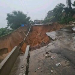 Kinshasa sous eaux de pluie : la route Matadi coupée en deux.