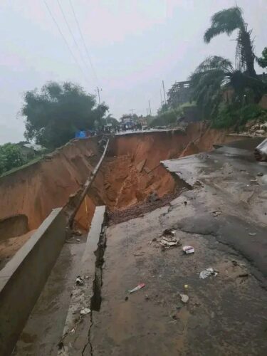 Kinshasa sous eaux de pluie : la route Matadi coupée en deux.