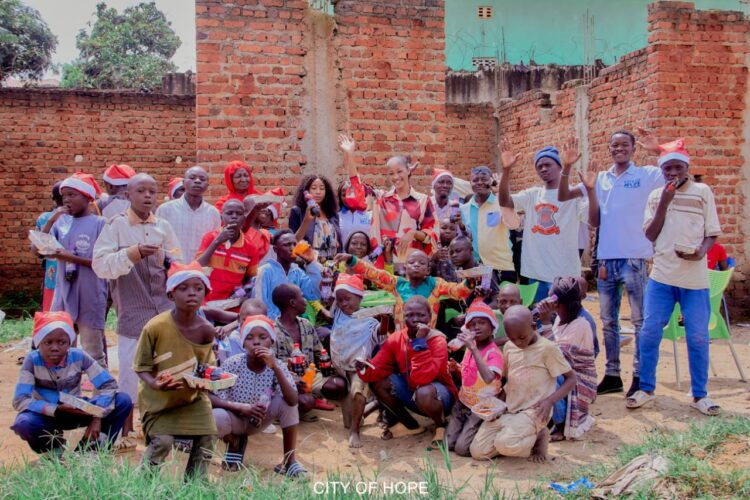 Ituri- Bunia nativité: la Miss Indépendance RDC Carine Rusoke a fêté avec les enfants de la rue.