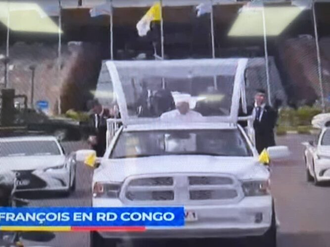 Rdc- le cortège du pape se dirige directement au palais de la nation.