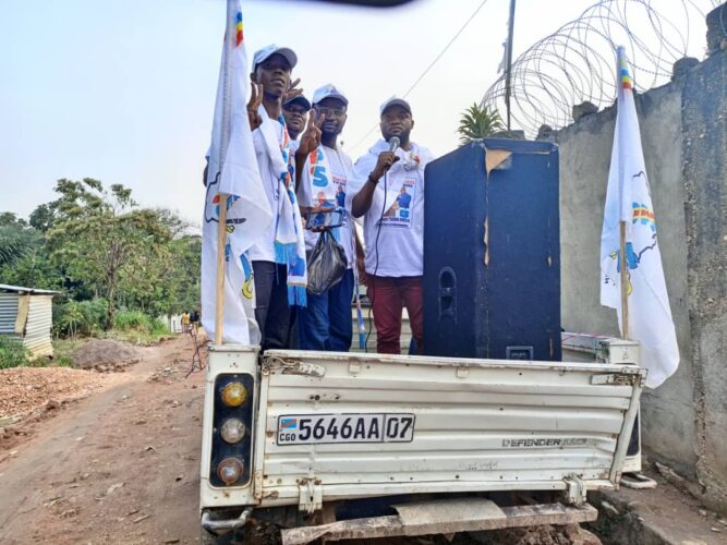 Ituri - enrôlement des électeurs : la ligue des jeunes de l'Udps dans les rues de Bunia pour sensibiliser la population à s'enrôler massivement.