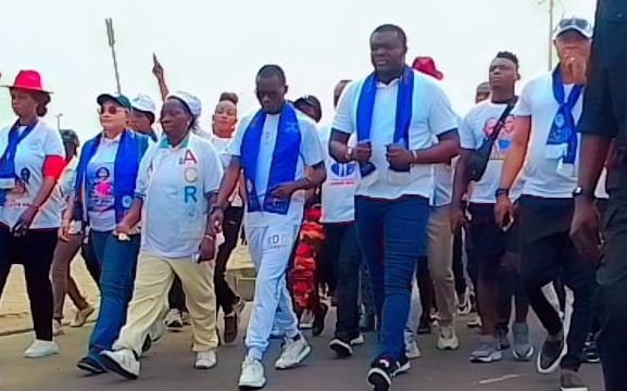 Kinshasa - l'an 1 du parti politique ACR: Eliezer Ntambwe lance les activités par une marche de santé.