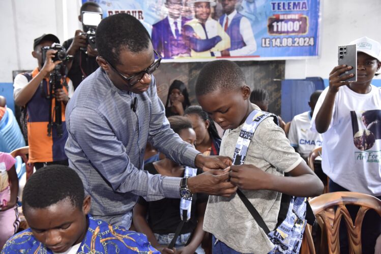 Kinshasa- Pesa Muninga Sourire :Eliezer Ntambwe assiste en fournitures scolaires les enfants des vulnérables.